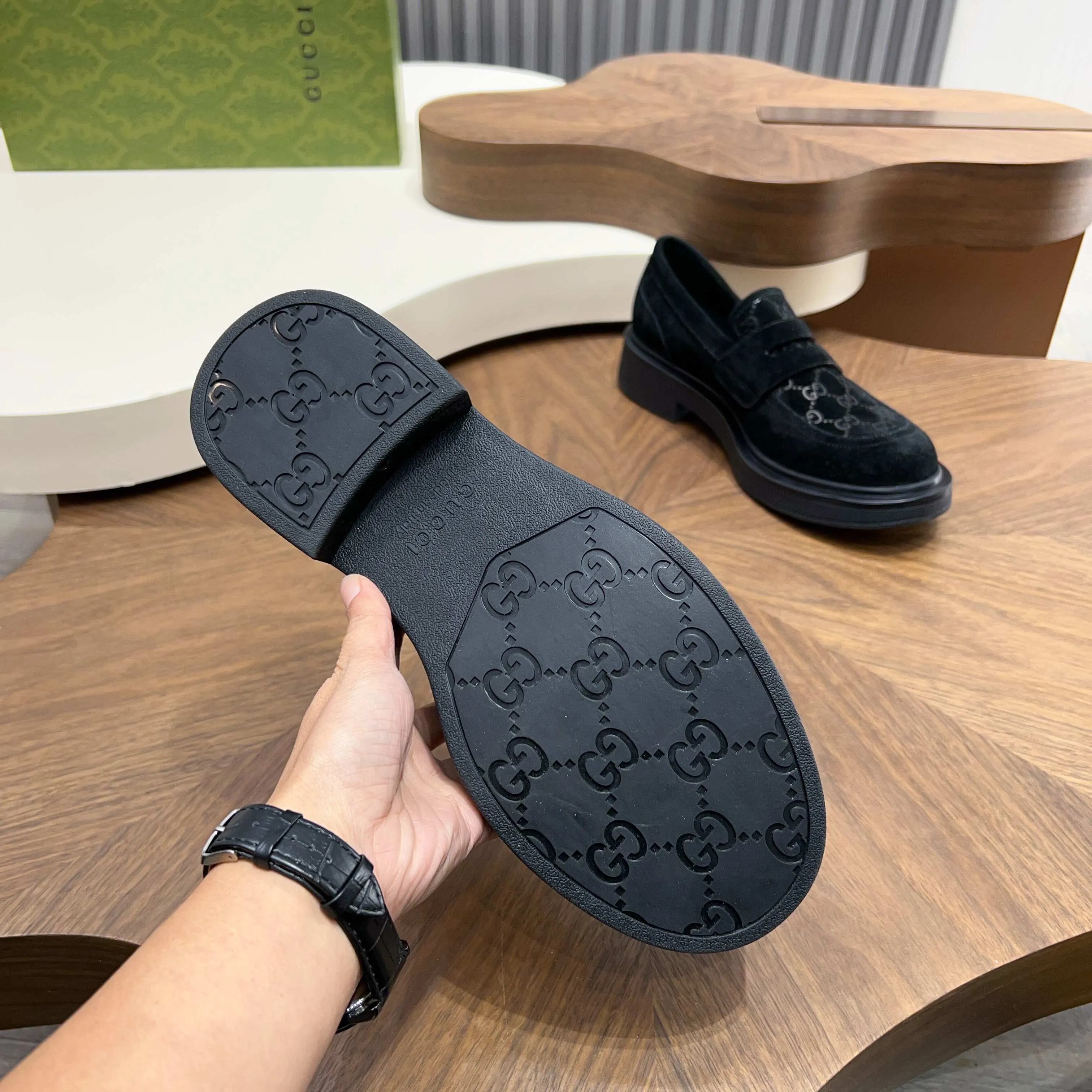 💰780 Gucci/Gucci new men’s lace-up shoes with GG details, matte cow leather derby shoes! The design of this men's lace-up shoe is rooted in the brand's heritage. Crafted from premium waxed cow leather, it is embellished with GG printed embossed suede leather details, a nod to Gucci's iconic monogram. The rubber sole decorated with GG pattern adds a touch of modern fashion to this design. Typical three-joint style design. European and American classic version, full calfskin lining. The overall upper texture is soft and the lining is comfortable and breathable. 2CM thickened soft rubber sole, easy to control. Versatile and stylish upper foot, multiple colors available to meet different matching needs, complete package! Size: 39-40-41-42-43-44 leather shoe size (38.45.46 can be customized)